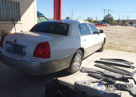 2004 Lincoln Town Car Ultimate z USA, uszkodzony, nr VIN 1LNHM83W24Y666169